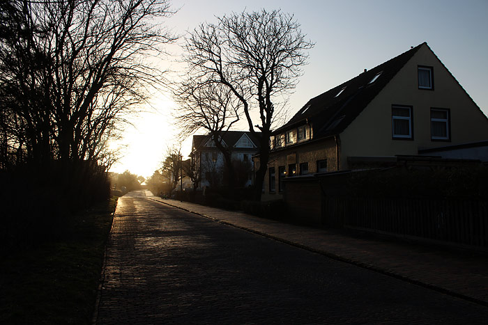 Bahnhofstra&szlig;e am Abend
