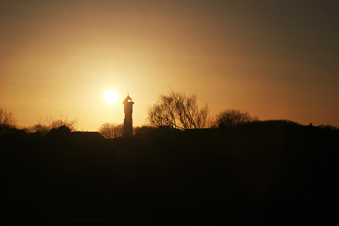 Alter Leuchtturm im Abendlicht