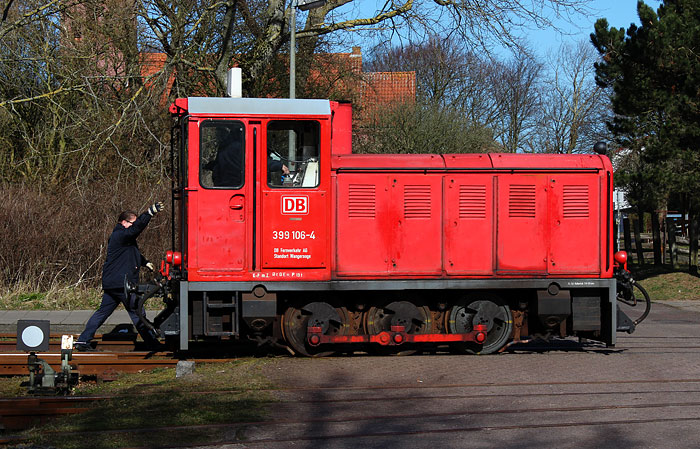 Lok 399 106-4 am Bahnübergang