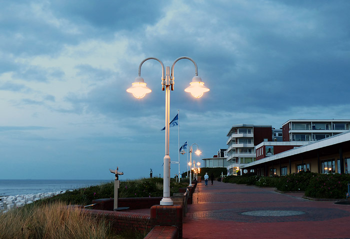 Strandpromenade am Abend