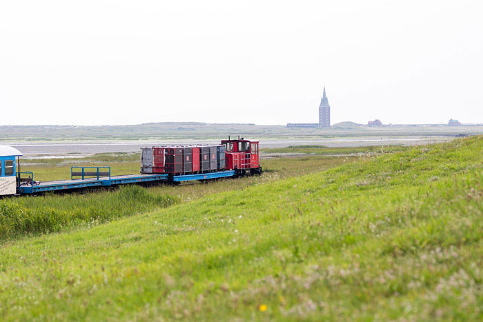 Inselbahn-Zug auf dem Weg zum Anleger