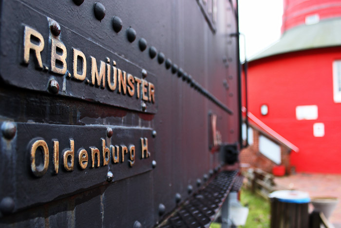 Plaketten an der Lok &raquo;99&nbsp;211&laquo;