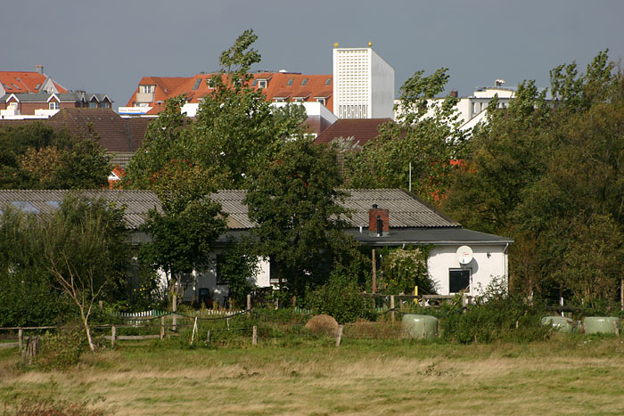 Reitstall vom Deich aus gesehen