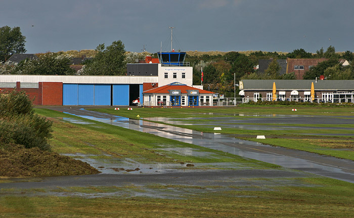 Flugplatzgeb&auml;ude und Tower St&uuml;bchen