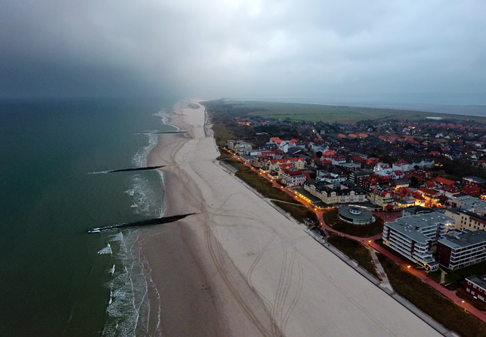 Luftaufnahme von Strand und Promenade