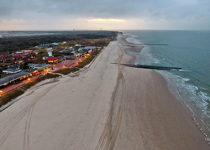 Haupt- und Surfstrand am Abend
