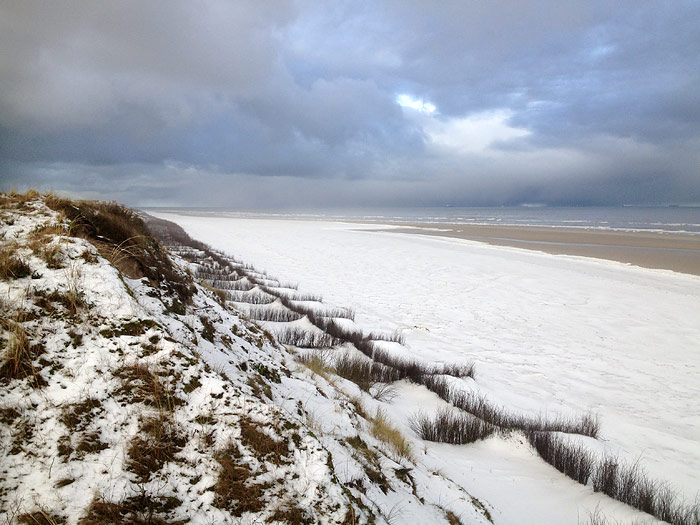 Schneebedeckter Strand