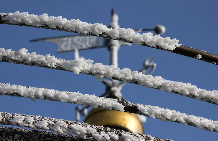 Reifablagerungen an der Turmspitze