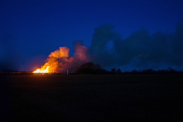 Osterfeuer vom Sportplatz aus gesehen