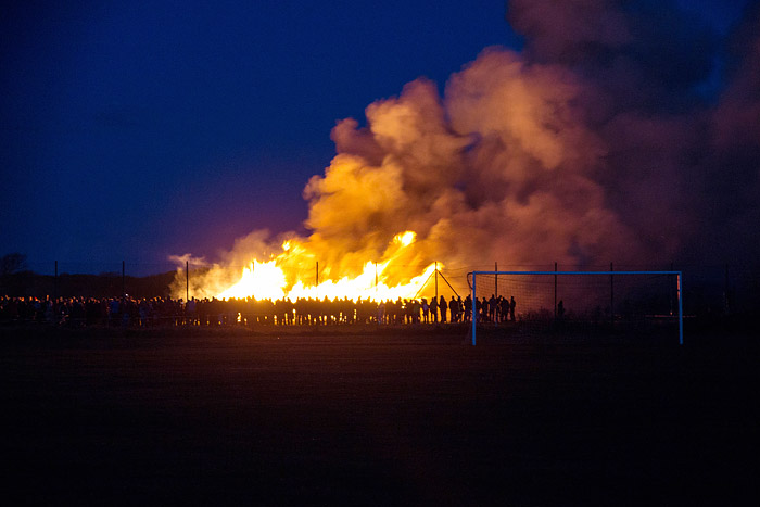 Osterfeuer vom Sportplatz aus gesehen