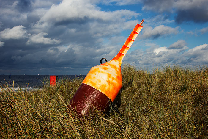 Backbordtonne an der Promenade