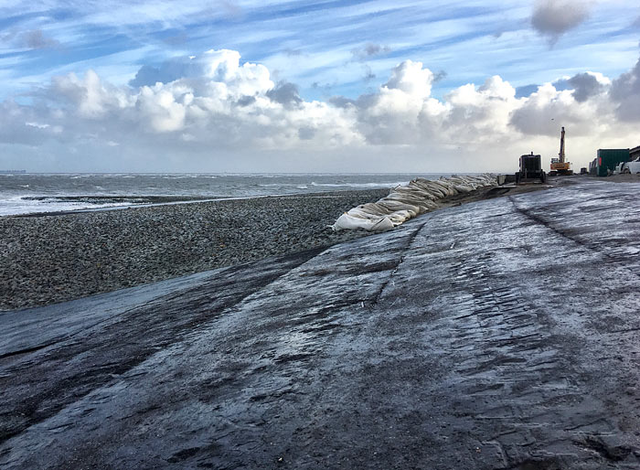 Bauarbeiten am Deckwerk