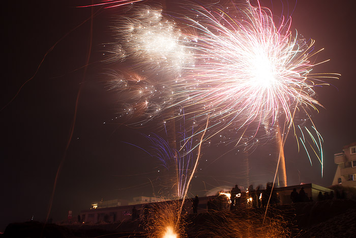 Silvester-Feuerwerk vom Strand aus gesehen