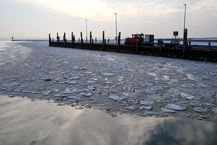 Eisschollen im Hafenbecken