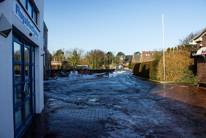 Vor dem Flugplatzgeb&auml;ude