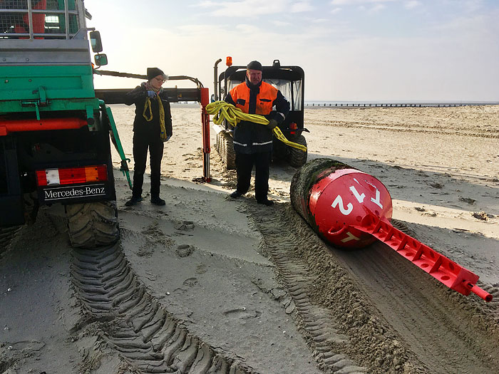 Bergung einer Spierentonne am Ostende