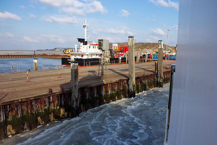 Westanleger mit Frachtschiff