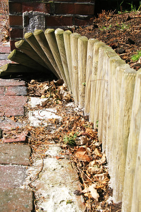 Holzzaun in der Stra&szlig;e Am Wattenmeer