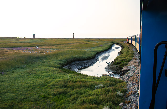 Fahrt mit der Inselbahn durch die Salzwiesen