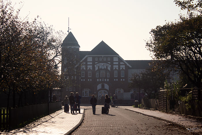 Zedeliusstraße mit Bahnhof