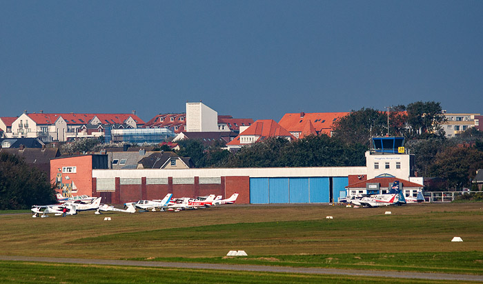 Flugplatz vom Deich aus gesehen