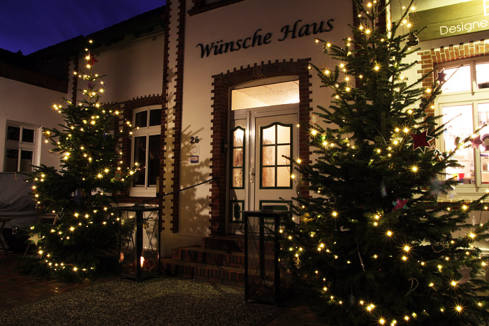 Weihnachtsb&auml;ume vor dem W&uuml;nsche Haus