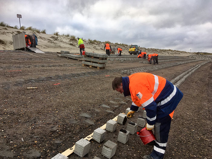 Steine kleben am Westdeckwerk