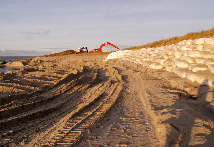Sandsack-Deckwerk im Westen
