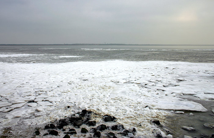 Blick vom Anleger aufs Watt