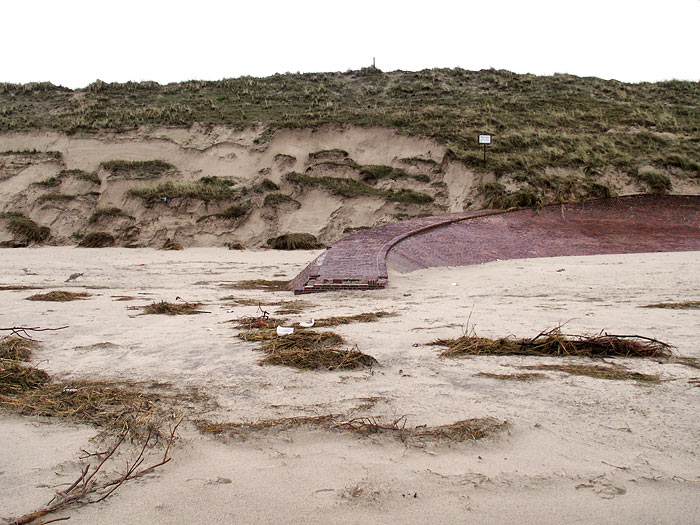 Freigelegtes Teilstück der alten Strandmauer