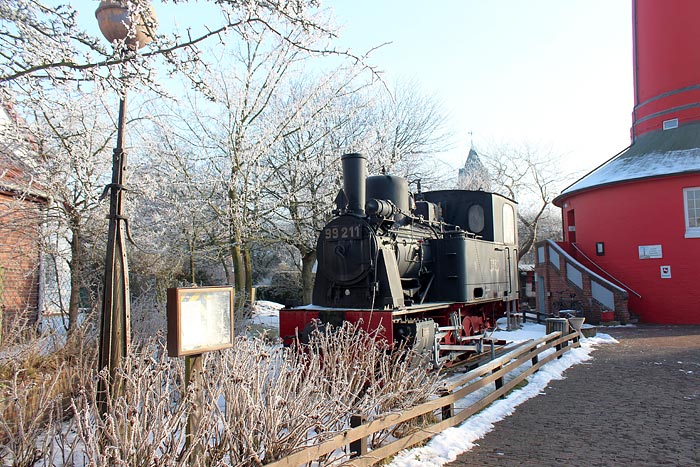 Lok 99&nbsp;211 vor dem Alten Leuchtturm