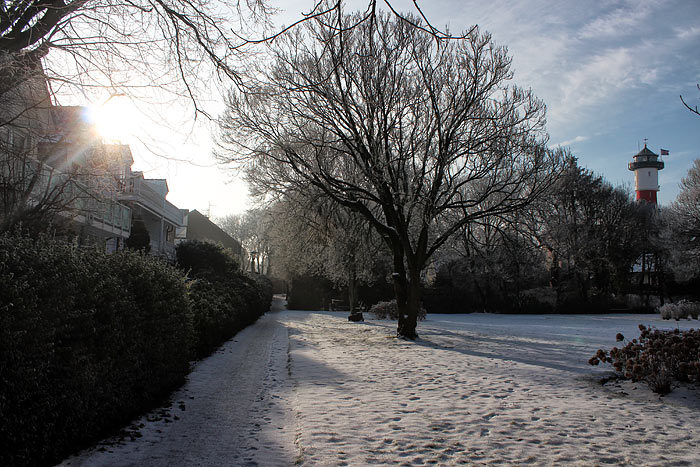 Verschneiter Dorfplatz
