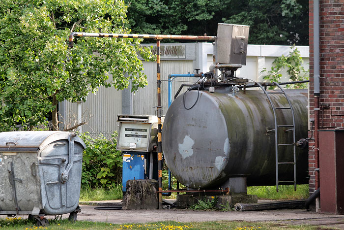 Tank mit Zapfs&auml;ule am Bahnhof