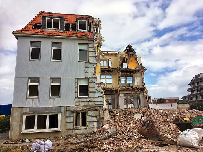 Teilweise abgebrochenes Haus Seeblick