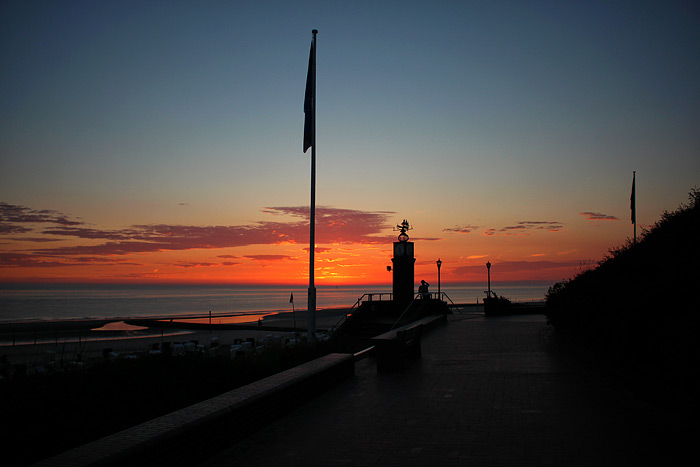 Strandpromenade kurz vor Sonnenaufgang