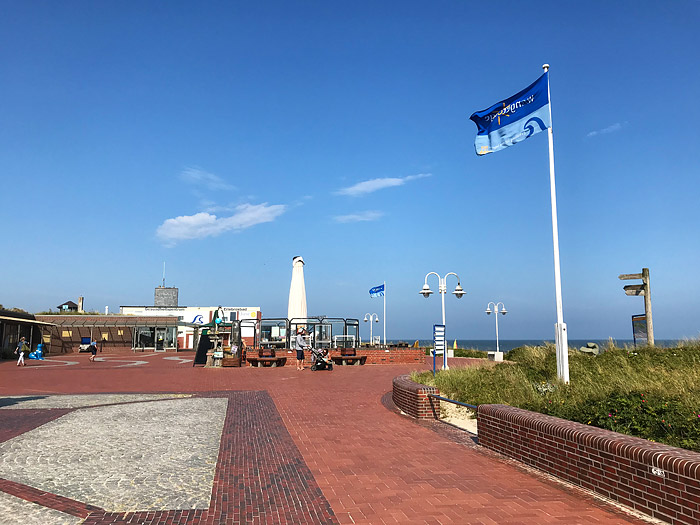 Platz am Meer im Sommer