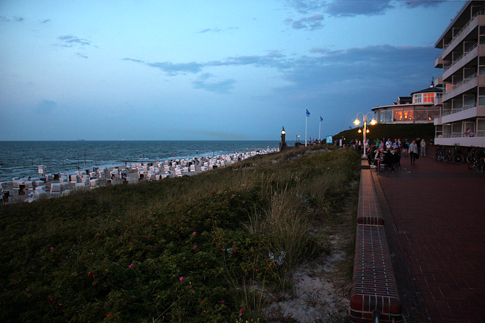 Strandpromenade in der D&auml;mmerung