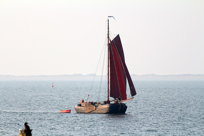 Plattbodenschiff im Wattfahrwasser