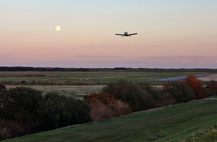 Privatflugzeug kurz nach dem Start