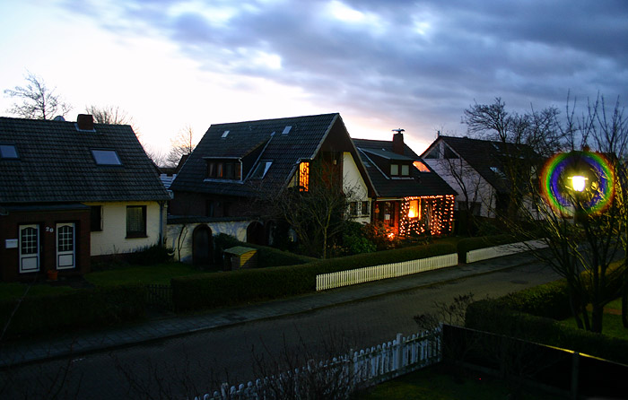 Dorfgrodenstra&szlig;e im d&auml;mmerigen Abendlicht