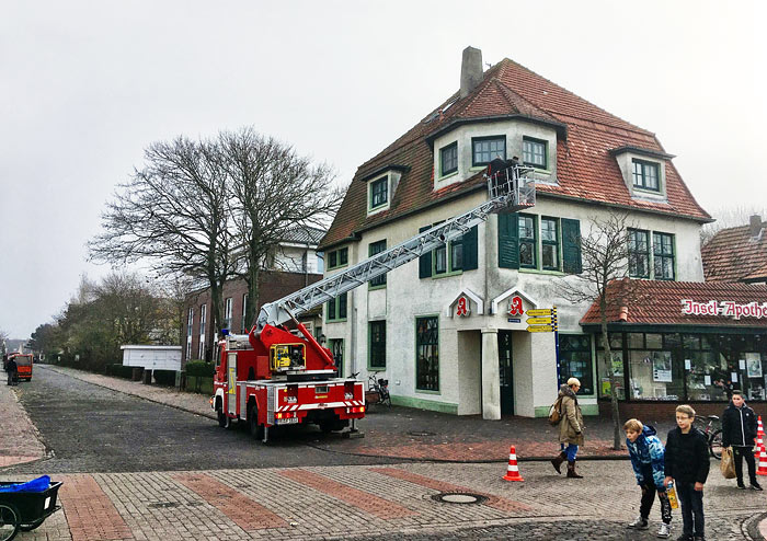 Drehleiter vor der Insel-Apotheke