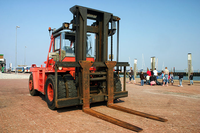 Gabelstapler am Anleger