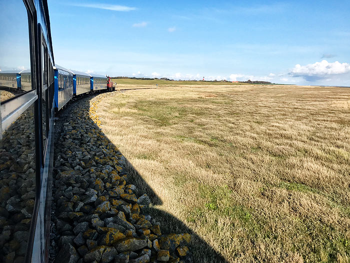 Fahrt mit der Inselbahn durchs Deichvorland