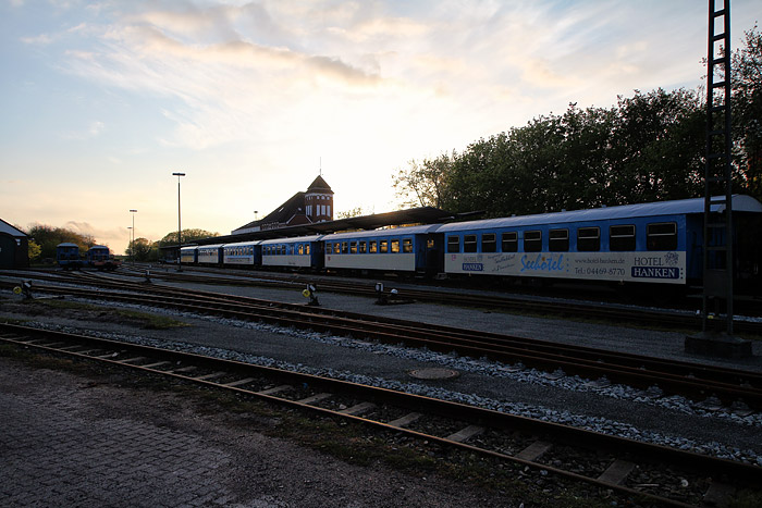 Bahnhof in der Abendd&auml;mmerung