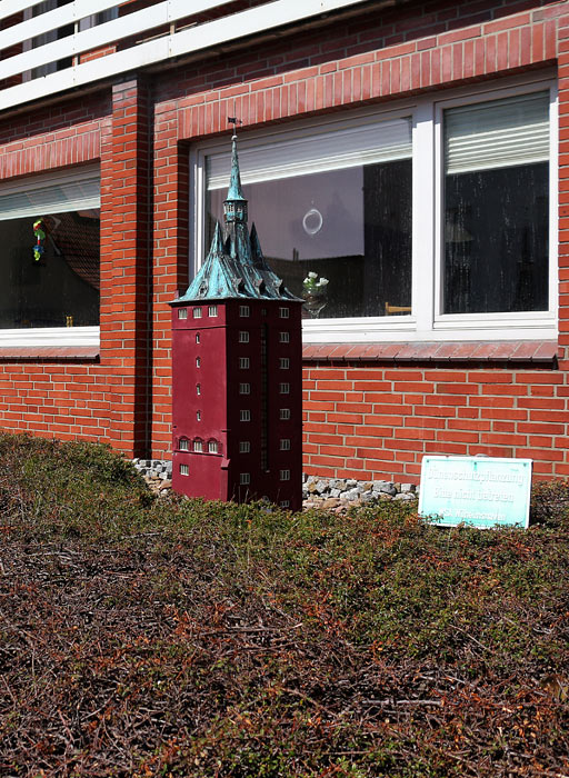 Modell des Westturms im Vorgarten