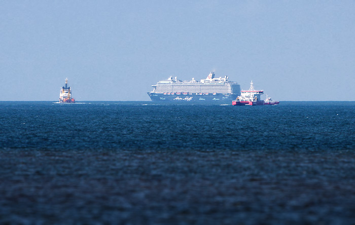 Mein Schiff 6 auf Reede