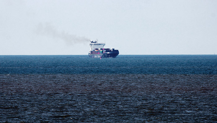 Feederschiff im Fahrwasser vor Wangerooge