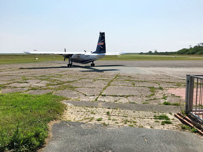 Linienflieger auf dem Flugplatz-Vorfeld