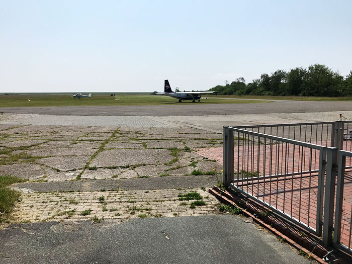 FLN-Flieger auf dem Weg zur Startbahn