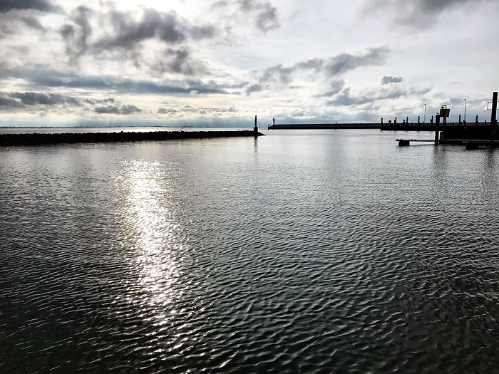 Hafeneinfahrt im Gegenlicht